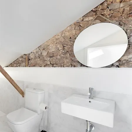 Lusiadas With Private Bathroom Affittacamere
